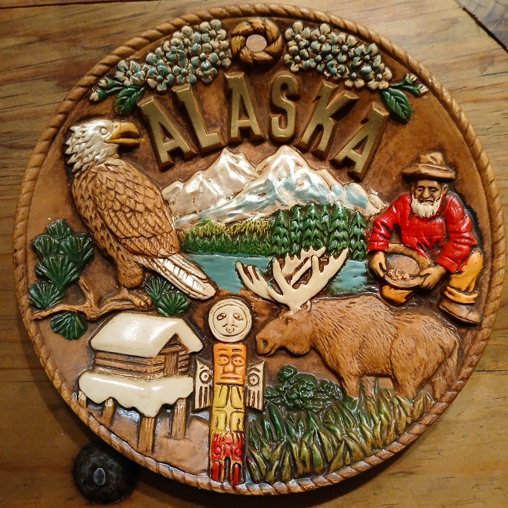 Vtg Alaska Bald Eagle Souvenir Wall Plate Plaque 8" 3D bas relief ceramic bisque